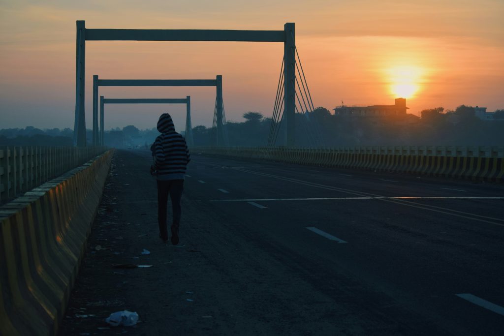 Man building discipline without motivation by running at sunrise, symbolizing early routine and discipline.