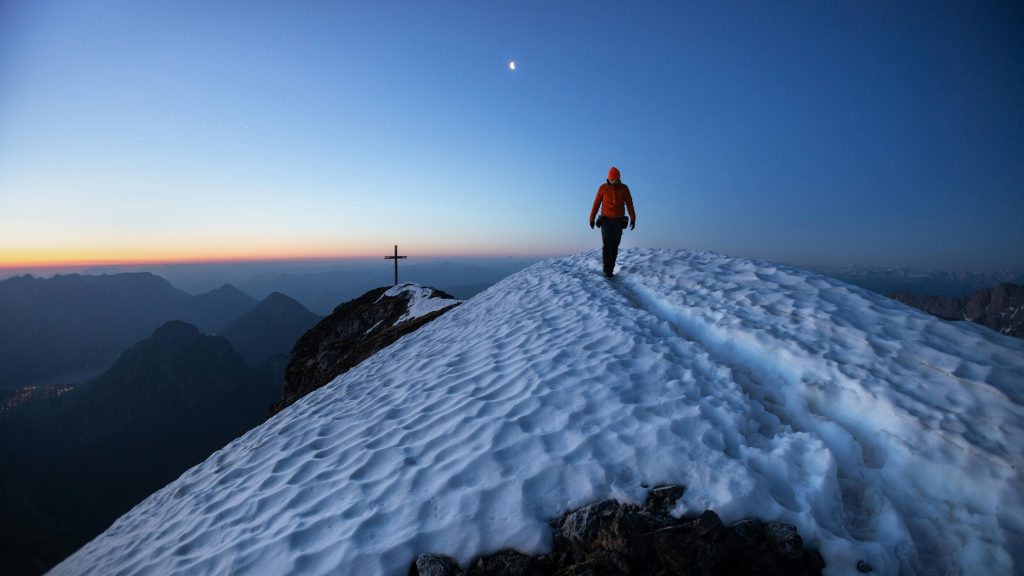 Daily discomfort rituals: cold exposure, sprints, fasting, and early rising.